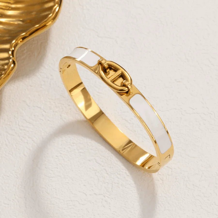 Luxury Gold Clasp Bracelet in Stainless Steel with 18K Gold Plating - Moissanite Market